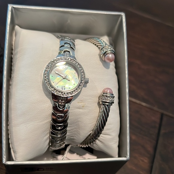 Watch mother of pearl with open bracelet NIB - Picture 2 of 6